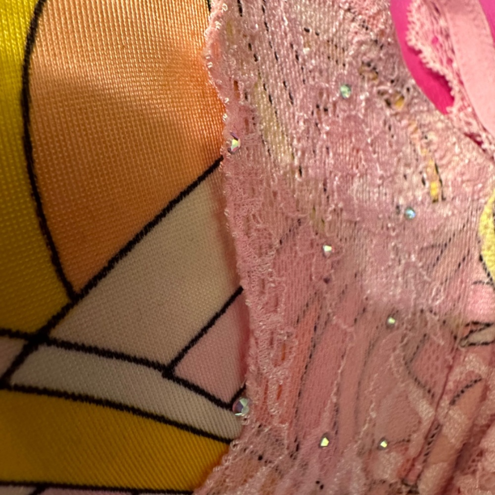 Patterned Victoria’s Secret Bra with lace - Picture 6 of 6